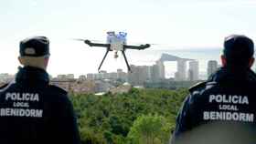 Dos agentes con un dron en Benidorm, en imagen de archivo.