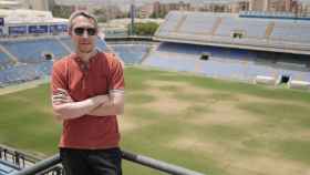 Manu Galipienso, en el estadio del Hércules, donde se ha rodado una parte del documental que se estrena este jueves.