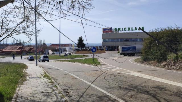 Un camión arranca varios cables de tensión y farolas mientras circulaba por Zamora