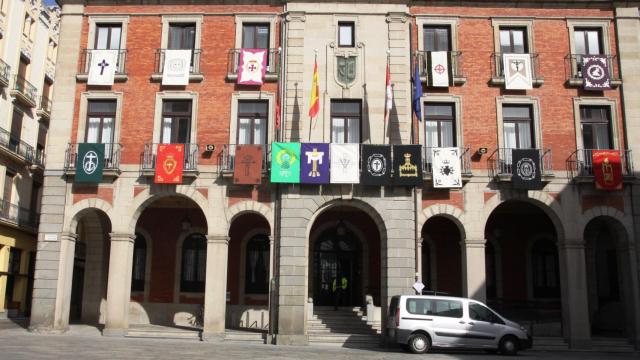 Colocación de los tradicionales reposteros en el Ayuntamiento de Zamora