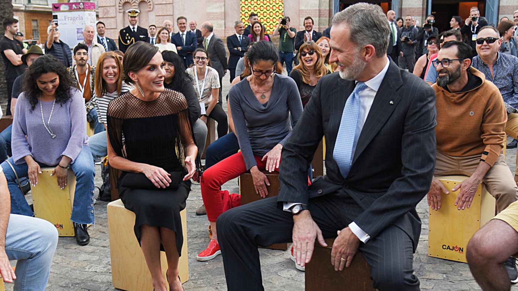 Gobernable Imperial vértice Felipe VI tocando el cajón y Letizia le acompaña a las palmas: la anécdota  viral de los Reyes en Cádiz