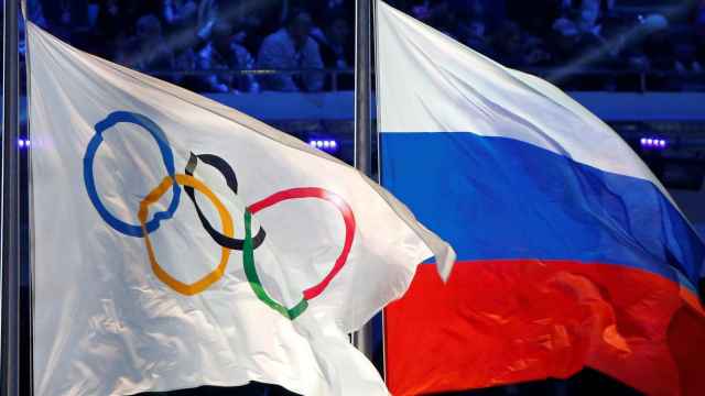 Las banderas de los JJOO y de Rusia, ondeando juntas