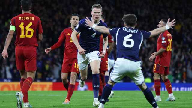 Scott McTominay y Kieran Tierney, festejando el 2-0 de Escocia a España