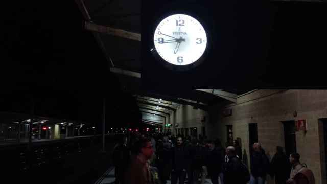 Usuarios del Avant Ciudad Real-Madrid esperando el primer tren de la mañana, que ha salido con retraso.