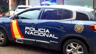 Una joven de 17 años salta por un balcón para huir de su expareja en Torremolinos: el hombre, detenido