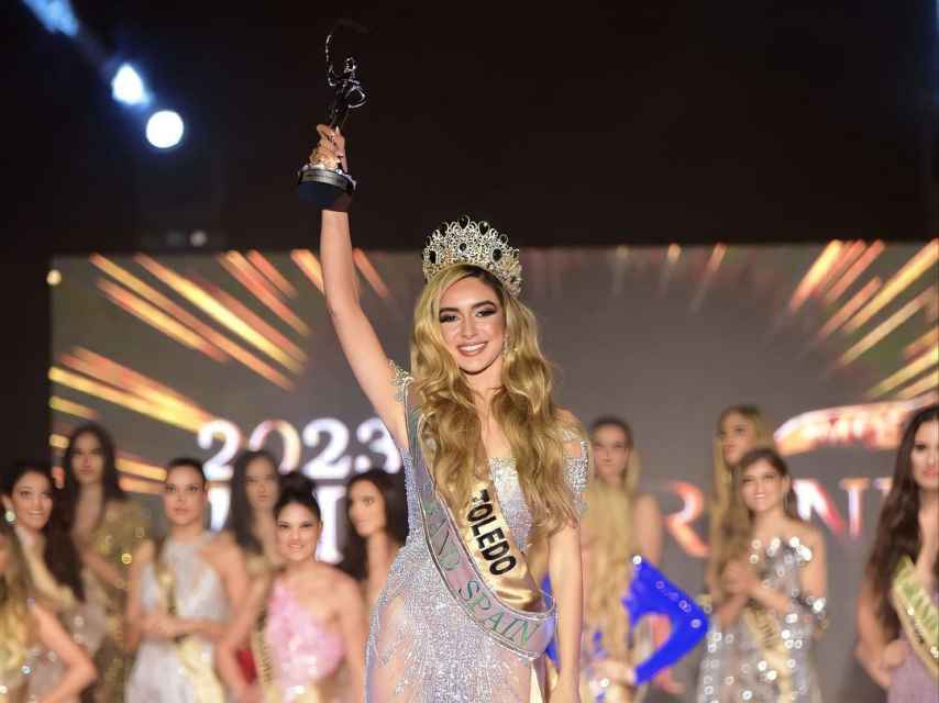 Celia Sevilla alzando su reconocimiento en el certamen Miss Grand Spain 2023.