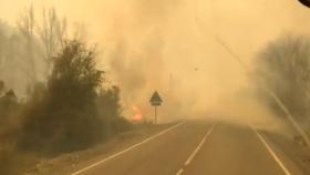 Momento en el que el incendio pasó la carretera que lleva a Montán.