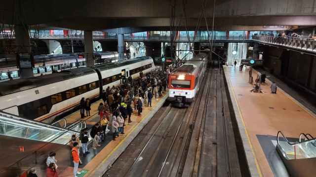 Gente esperando al tren en la estación de Atocha.