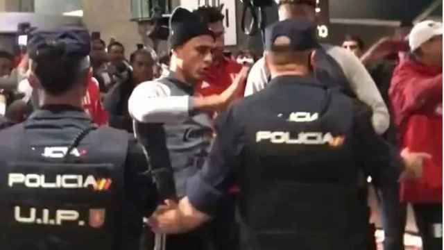 El inicio de la pelea entre los antidisturbios y la selección peruana.