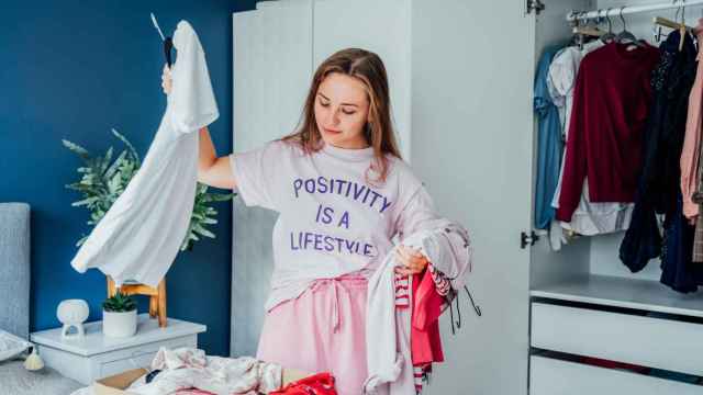 Una mujer joven realiza el cambio de armario en su casa.