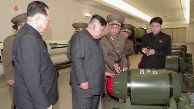 El líder norcoreano, Kim Jong Un, inspecciona ojivas nucleares.