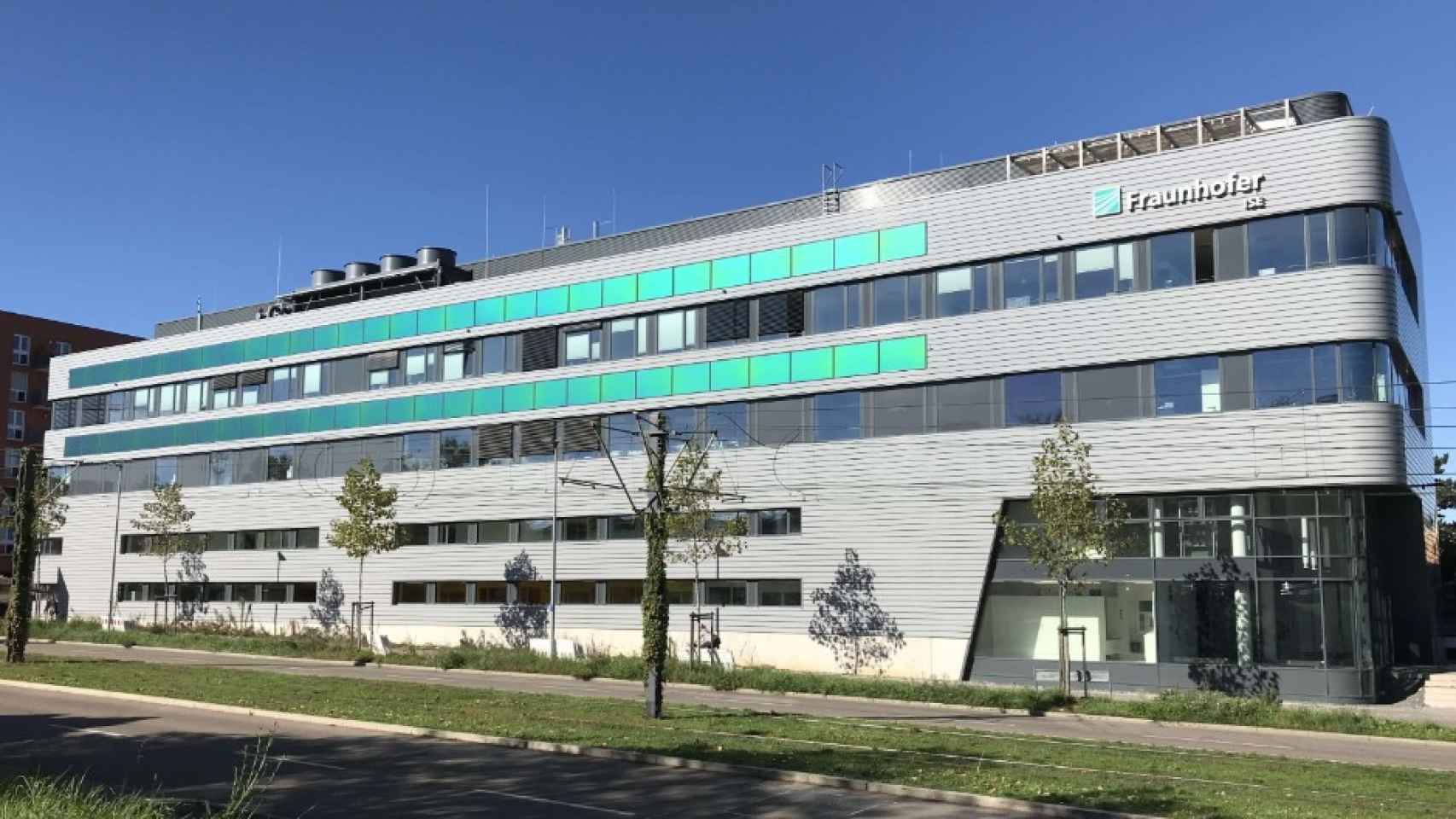 Edificio de Fraunhofer ISE con placas color verde