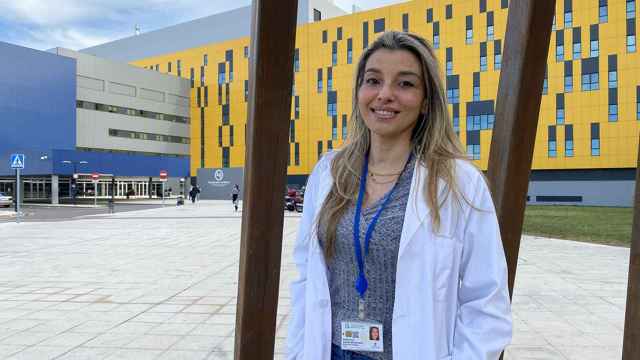 La doctora Mari Paz García Butenegro a las puertas del Hospital Universitario de Toledo.