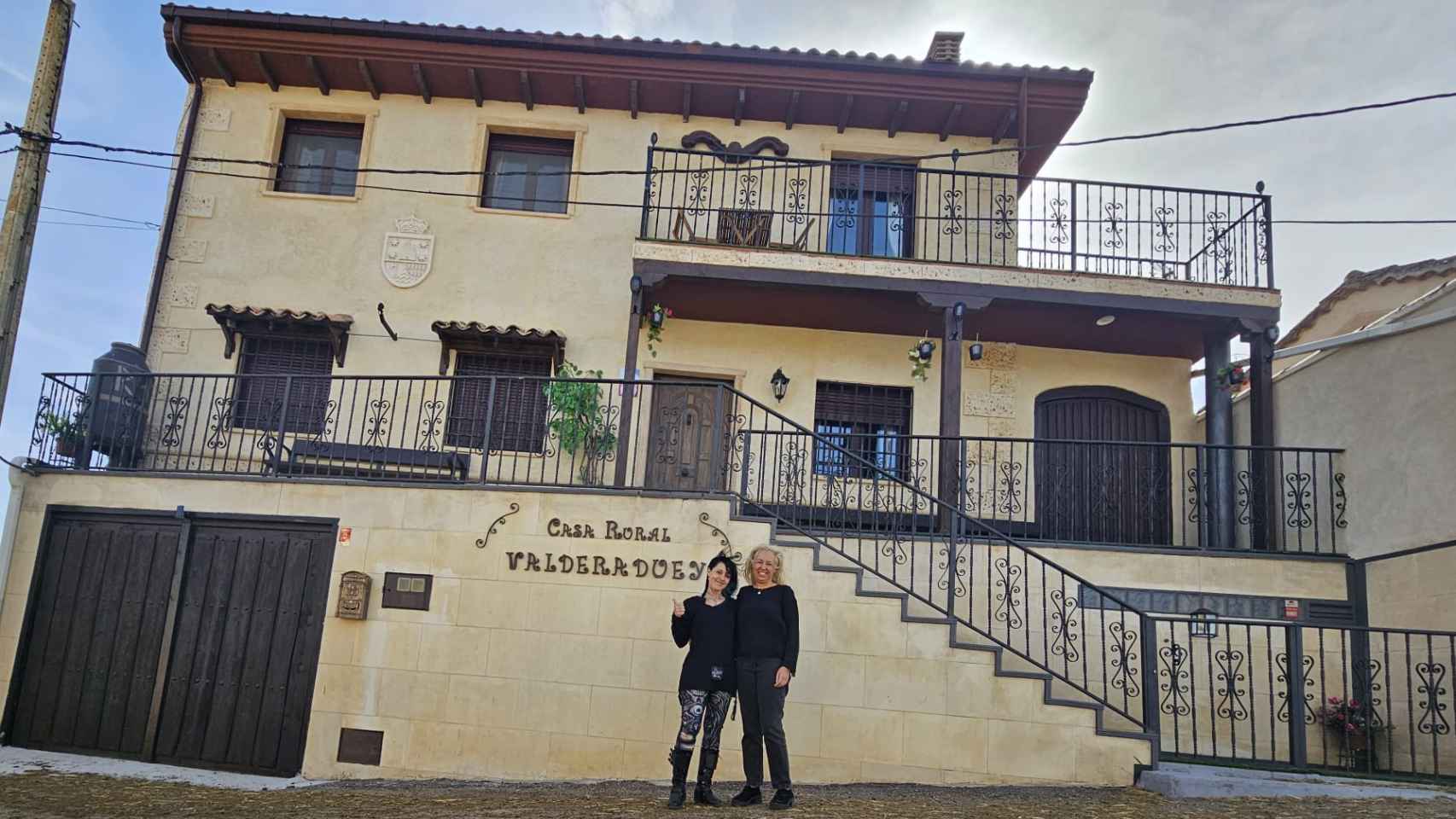 Luz Perero y Eva Cayuela, en el exterior de la casa