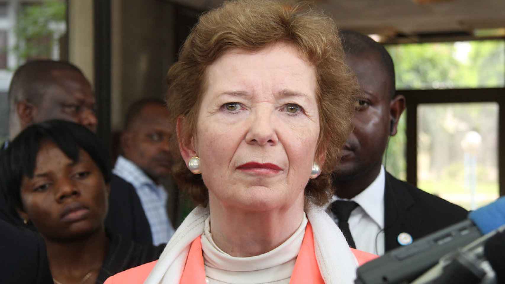 Mary Robinson durante una visita a Kinshasa (República Democrática del Congo).