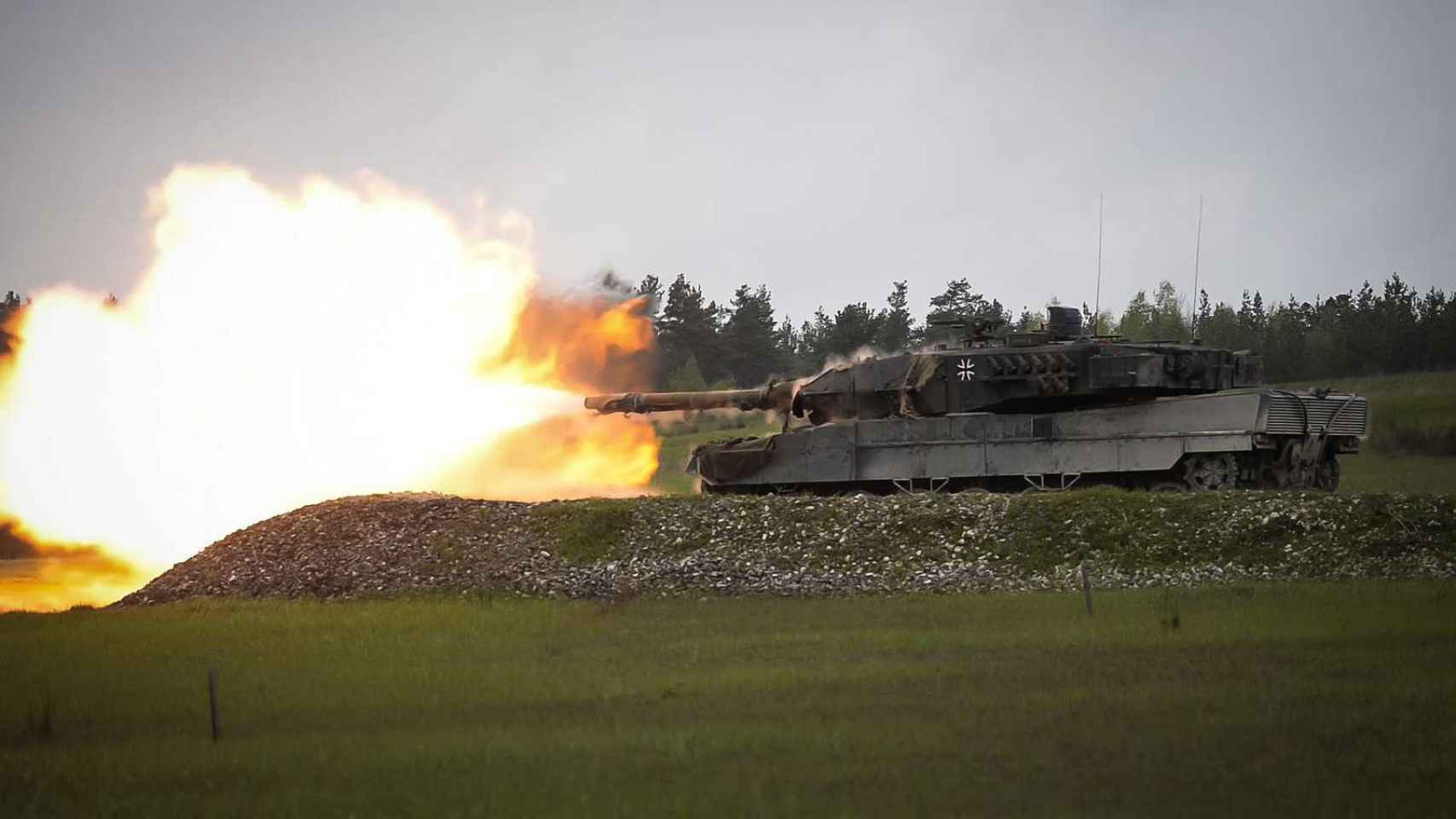 Leopard 2A6 alemán disparando