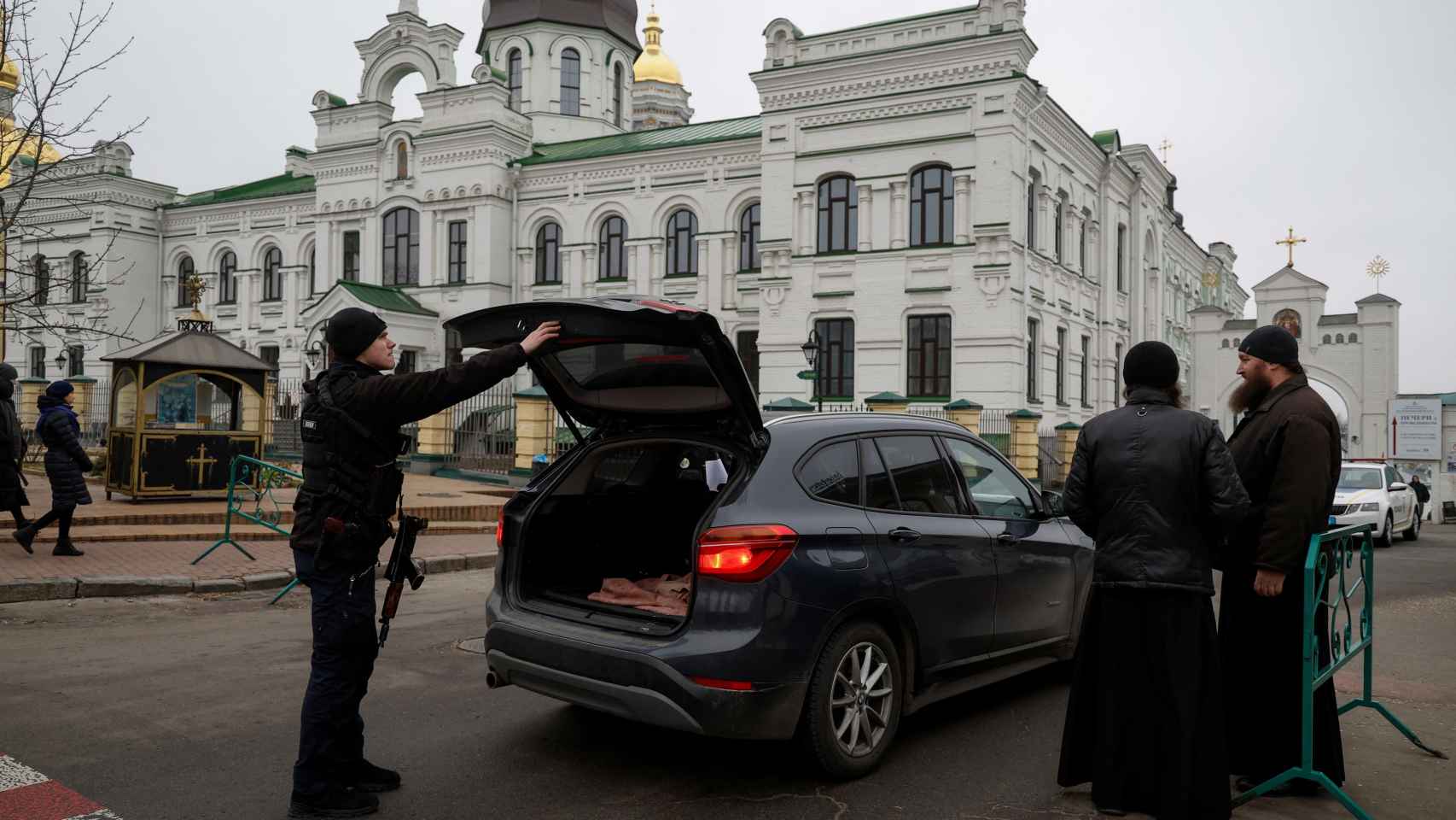 Un grupo de policías registran los coches de los religiosos a su salida del monasterio.