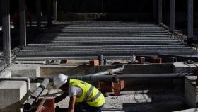 Un obrero trabajando en la construcción, en imagen de archivo.