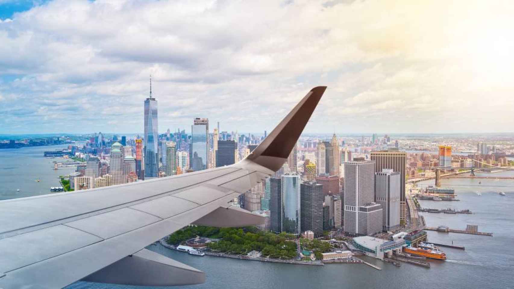 Un avión sobrevuela Nueva York, en imagen de archivo.