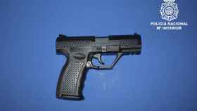 Imagen de la pistola simulada requisada al hombre detenido en Burgos.