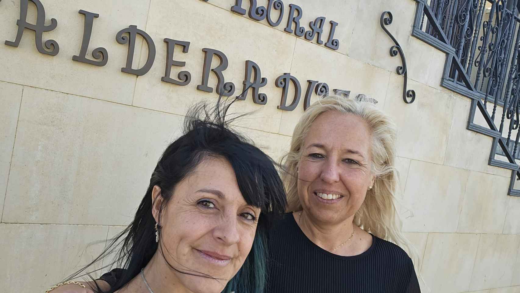 Luz Perero y Eva Cayuela, en el exterior de su casa rural