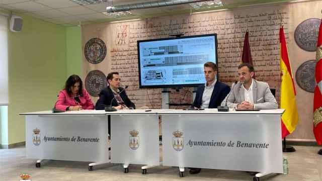 El alcalde de Benavente, Luciano Huerga, la teniente de alcalde, Sandra Veleda, y el responsable de Relaciones Externas de Mercadona en Castilla y León, David Suárez