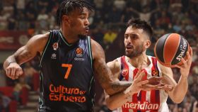 Facundo Campazzo, ante Chris Jones en el Estrella Roja - Valencia Basket de la Euroliga 2022/2023