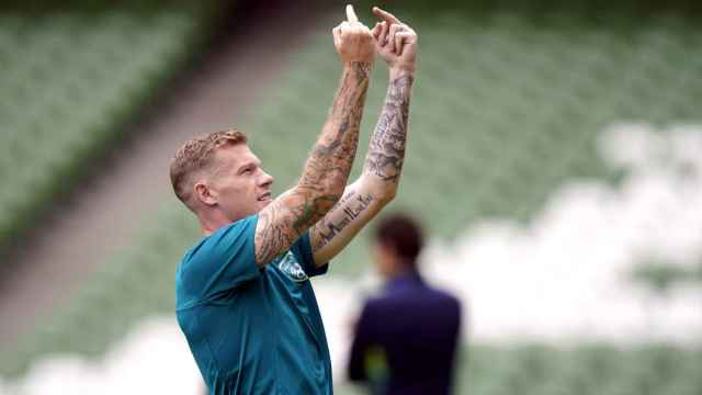 El jugador James McClean haciendo un gesto a la grada durante una concentración de la selección de Irlanda