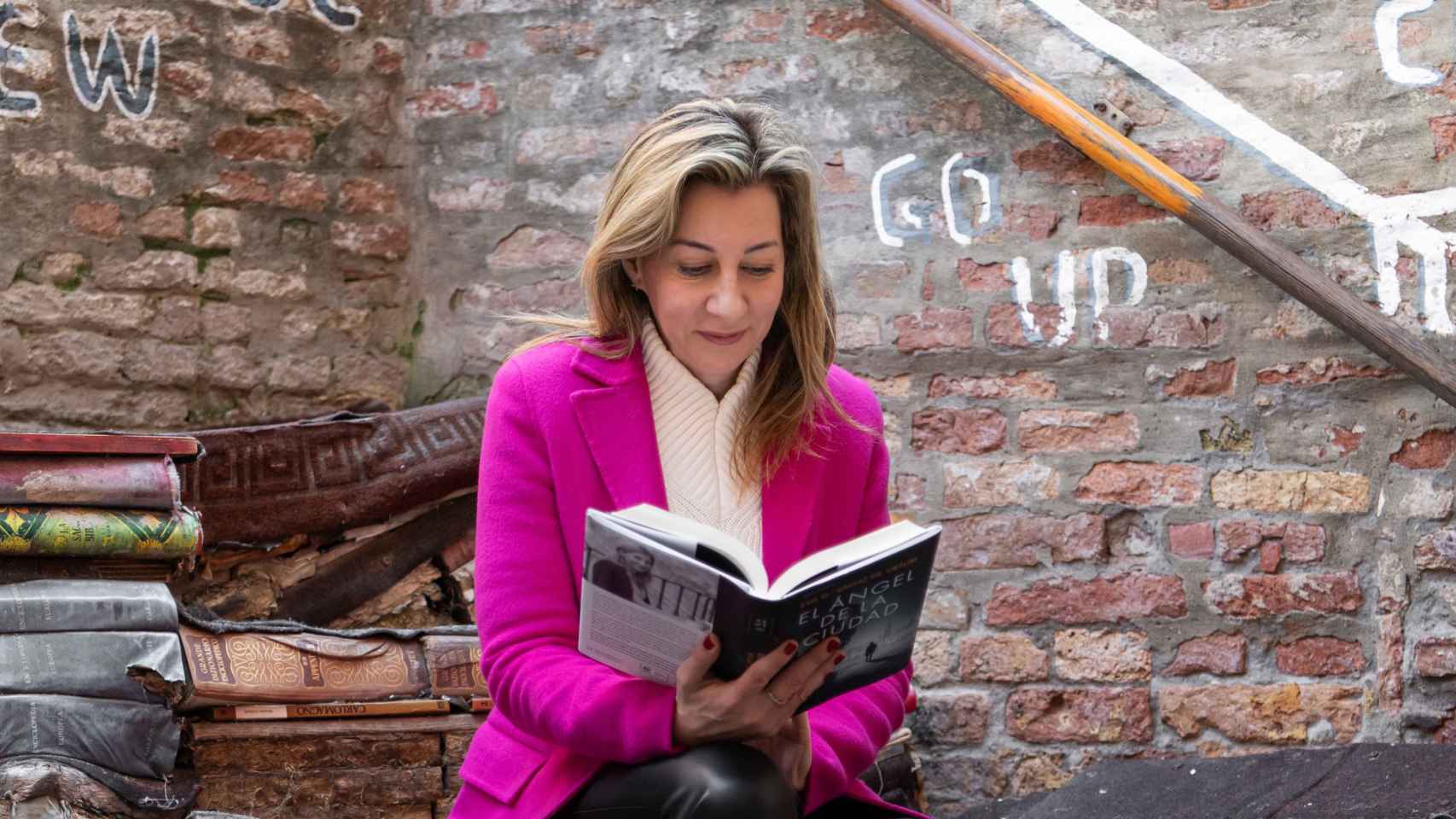 La escritora en la Librería Acqua Alta de Venecia. Foto: Sole Hafner