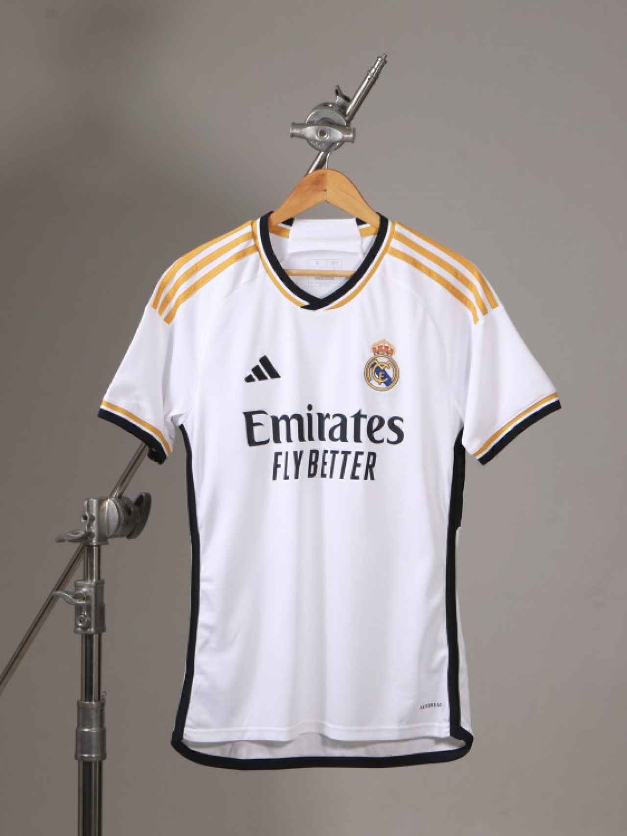 Real Madrid: El Real Madrid presenta su nueva camiseta para la temporada  2023 - 2024: el dorado gana protagonismo
