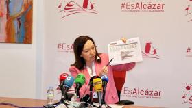 La alcaldesa de Alcázar de San Juan, Rosa Melchor, en rueda de prensa.