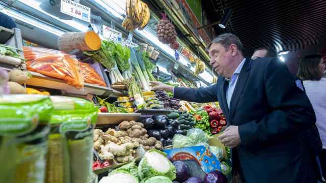 El ministro de Agricultura, Luis Planas, el pasado viernes en un mercado de Madrid.