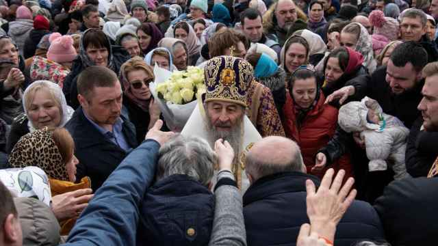 El metropolitano Onufriy, jefe de la rama de la Iglesia Ortodoxa Ucraniana leal a Moscú, habla con los creyentes después de un servicio en un complejo del monasterio de Kiev Pechersk Lavra en Kiev.