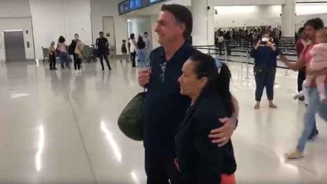 Bolsonaro en el aeropuerto de Orlando (Florida) minutos antes de regresar a Brasil.