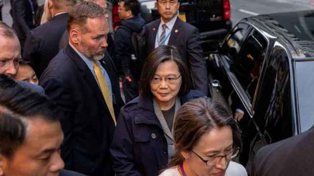 La presidenta de Taiwán , Tsai Ing-wen, sale del hotel Lotte de Manhattan.