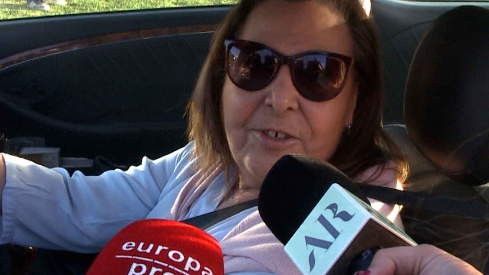 Celia García Obregón, hermana de Ana, atendiendo, enfadada, a la prensa en las últimas horas.