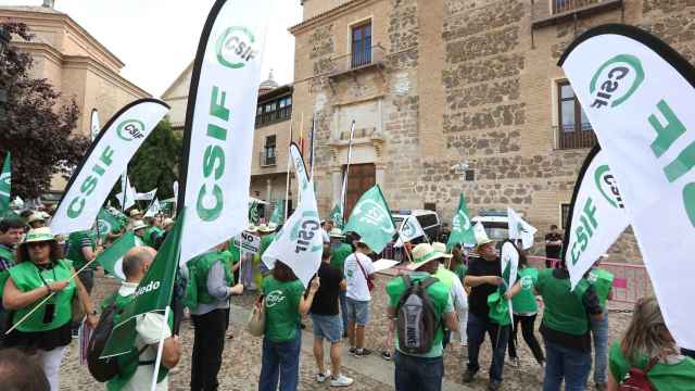 Protesta de delegados de CSIF frente a la sede de la Presidencia del Gobierno de Castilla-La Mancha.