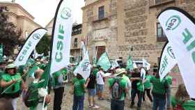 Protesta de delegados de CSIF frente a la sede de la Presidencia del Gobierno de Castilla-La Mancha.