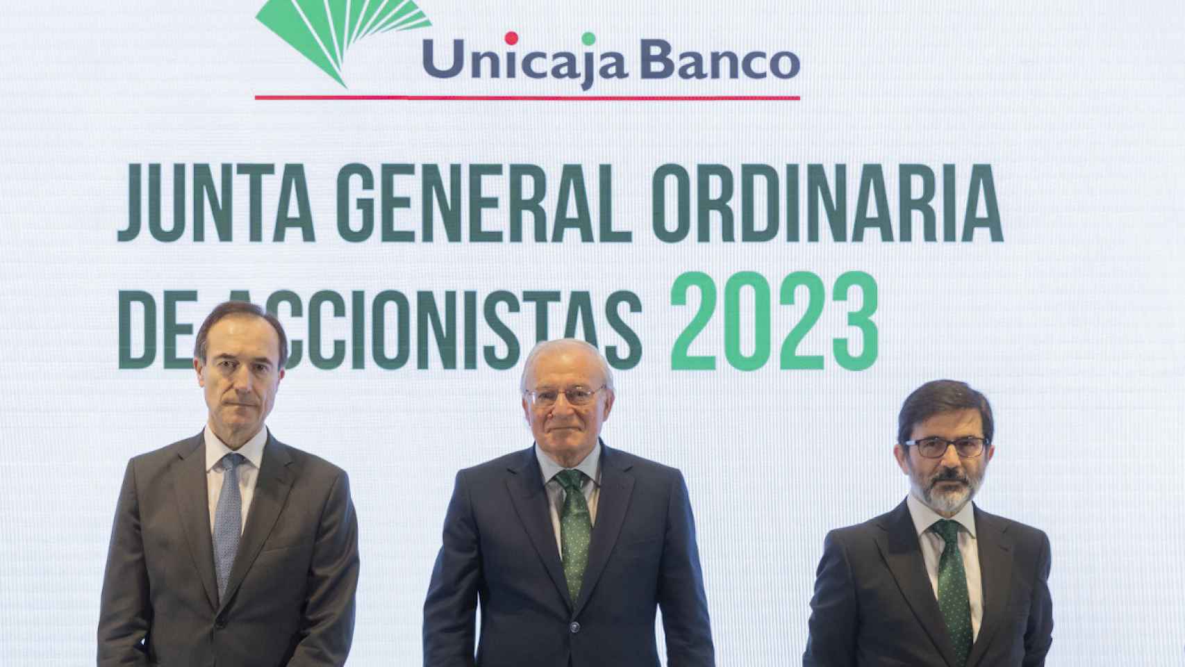 Manuel Menéndez, Consejero Delegado de  Unicaja  Banco;  Manuel  Azuaga, Presidente de Unicaja Banco, y Vicente Orti, Vicesecretario no consejero del Consejo de Administración.