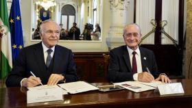 El presidente de la Fundación la Caixa, Isidro Fainé, y el alcalde de Málaga, Francisco de la Torre, firman el convenio para la construcción del CaixaForum de Málaga.