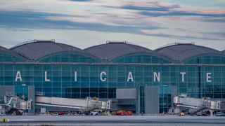 Alicante exige al Gobierno que rectifique el nuevo retraso de la conexión ferroviaria con el aeropuerto