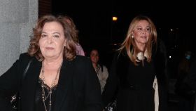 Ana García Obregón junto a su hermana Celia en un acto público reciente en homenaje a su padre, en Madrid.