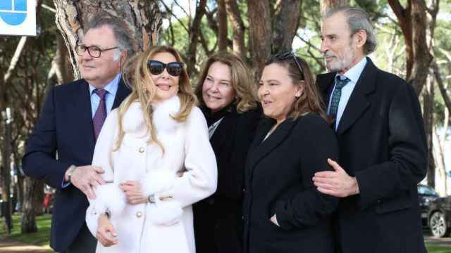 Ana García Obregón y sus hermanos, Javier, Juan Antonio, Amalia y Celia, en el homenaje a su padre en el acto en Alcobendas, celebrado en marzo de 2023.