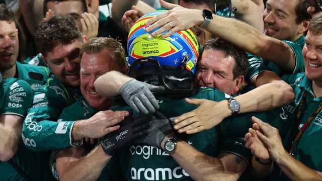 Fernando Alonso se abraza con el equipo de Aston Martin