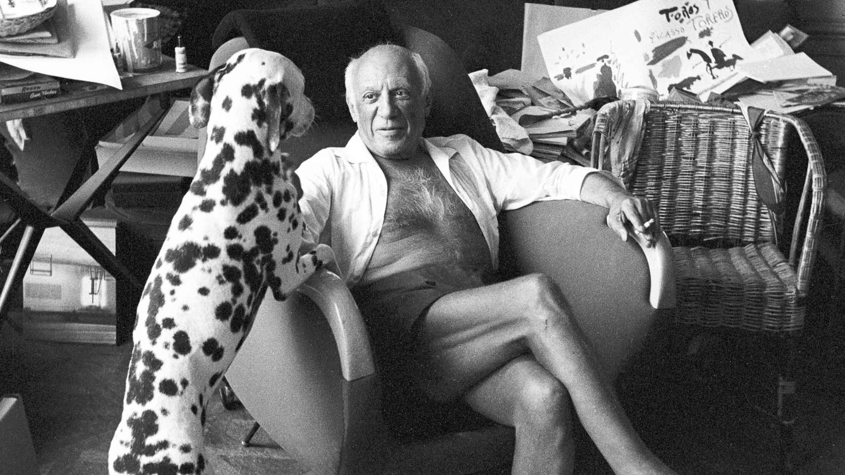 Picasso con su dálmata en una fotografía de Edward Quinn en La Californie, Cannes, 1961. Foto: © Edward Quinn / edwardquinn.com