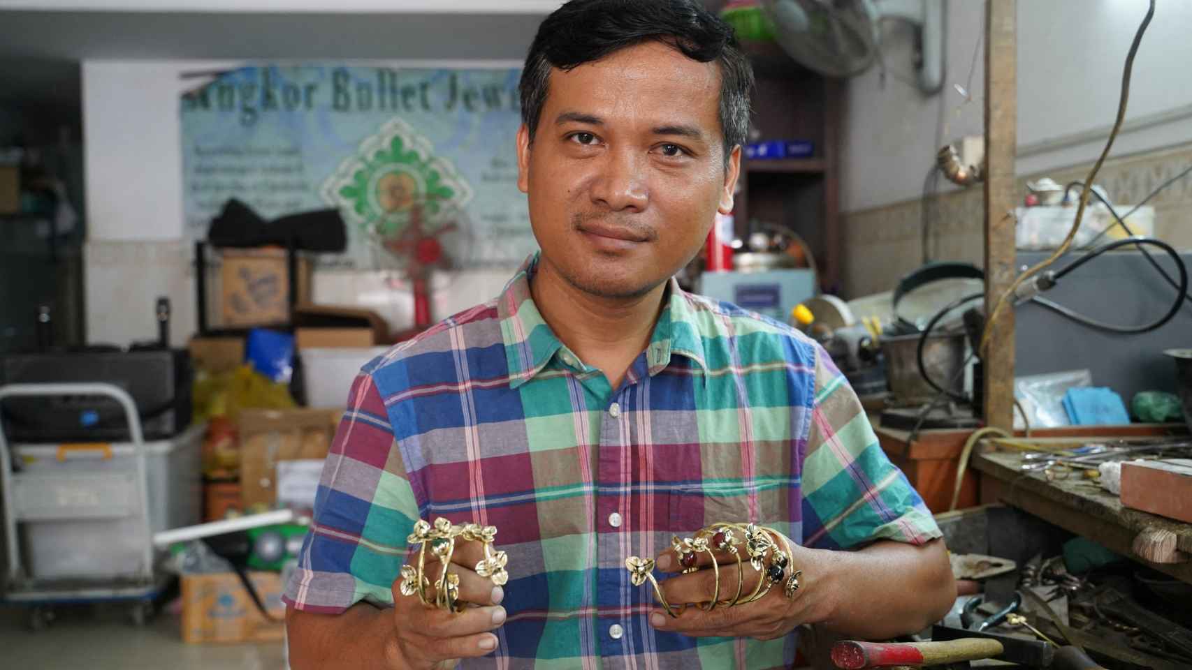 El joyero camboyano que transforma las balas de los AK-47 en pulseras y pendientes