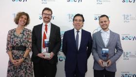 A la izquierda, Marta Gil, directora de Estrategia, Innovación y Sostenibilidad de Sacyr y, el segundo por la derecha, Manuel Manrique, presidente y consejero delegado de Sacyr, con el ganador y el accésit de la 12ª edición de los Premios Sacyr a la Innovación.