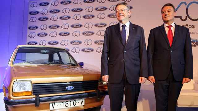 El presidente valenciano, Ximo Puig, junto al de Ford España, Jesús Alonso, junto al primer coche fabricado en Almussafes: un 'Fiesta'. EE