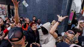 5.000 euros al aire en pleno Callao: el cantante de 'trap' Yung Beef revoluciona el centro de Madrid