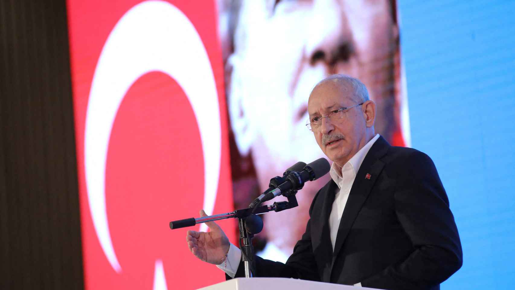 Kemal Kilicdaroglu se dirige a la audiencia durante una reunión en Ankara.